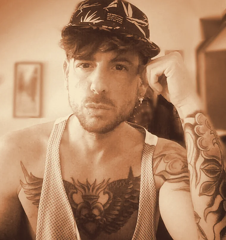 Retrato de Mike Sain't Louis con gorra
